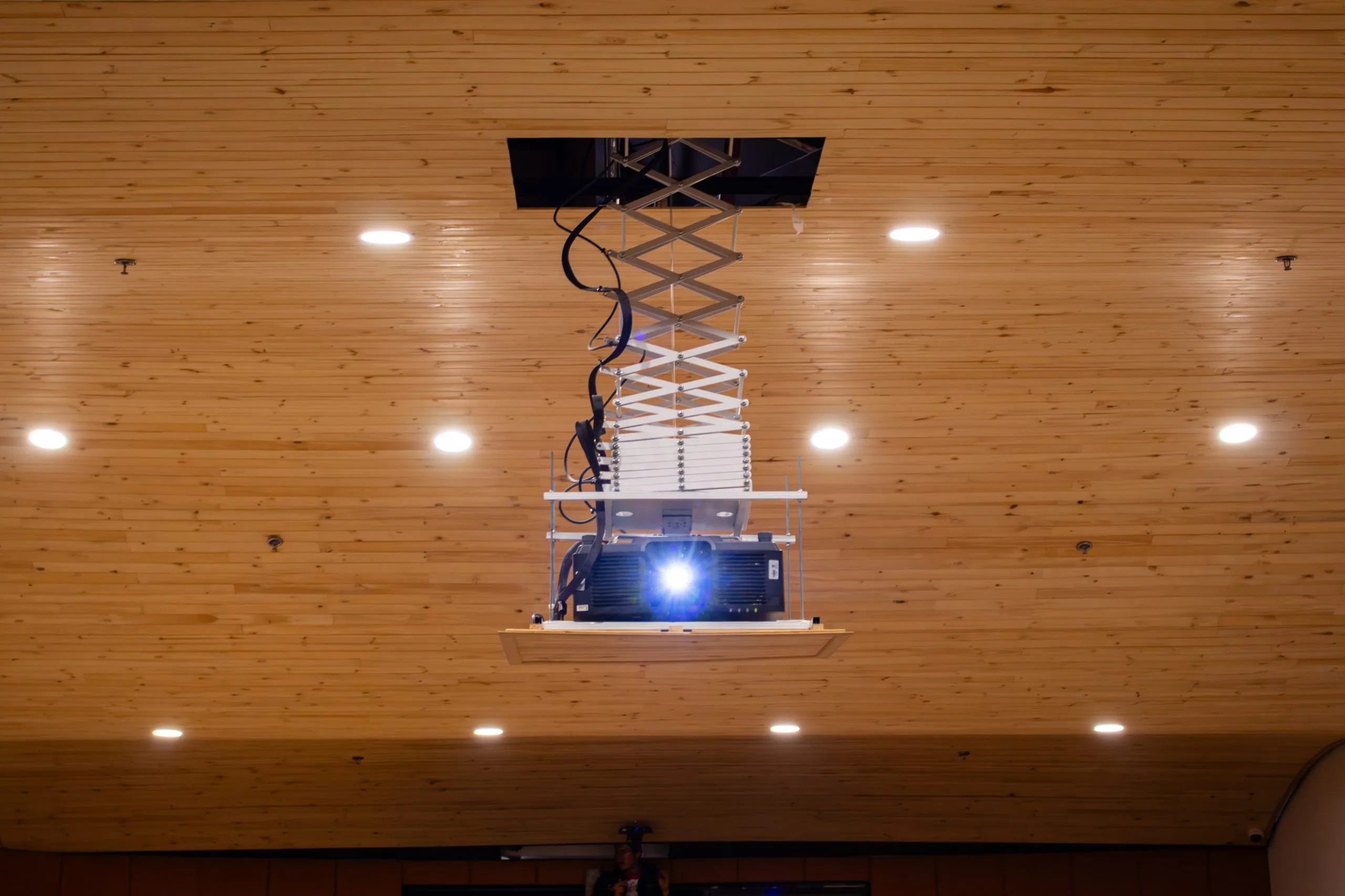 Ascensor video proyector desplegado frontal