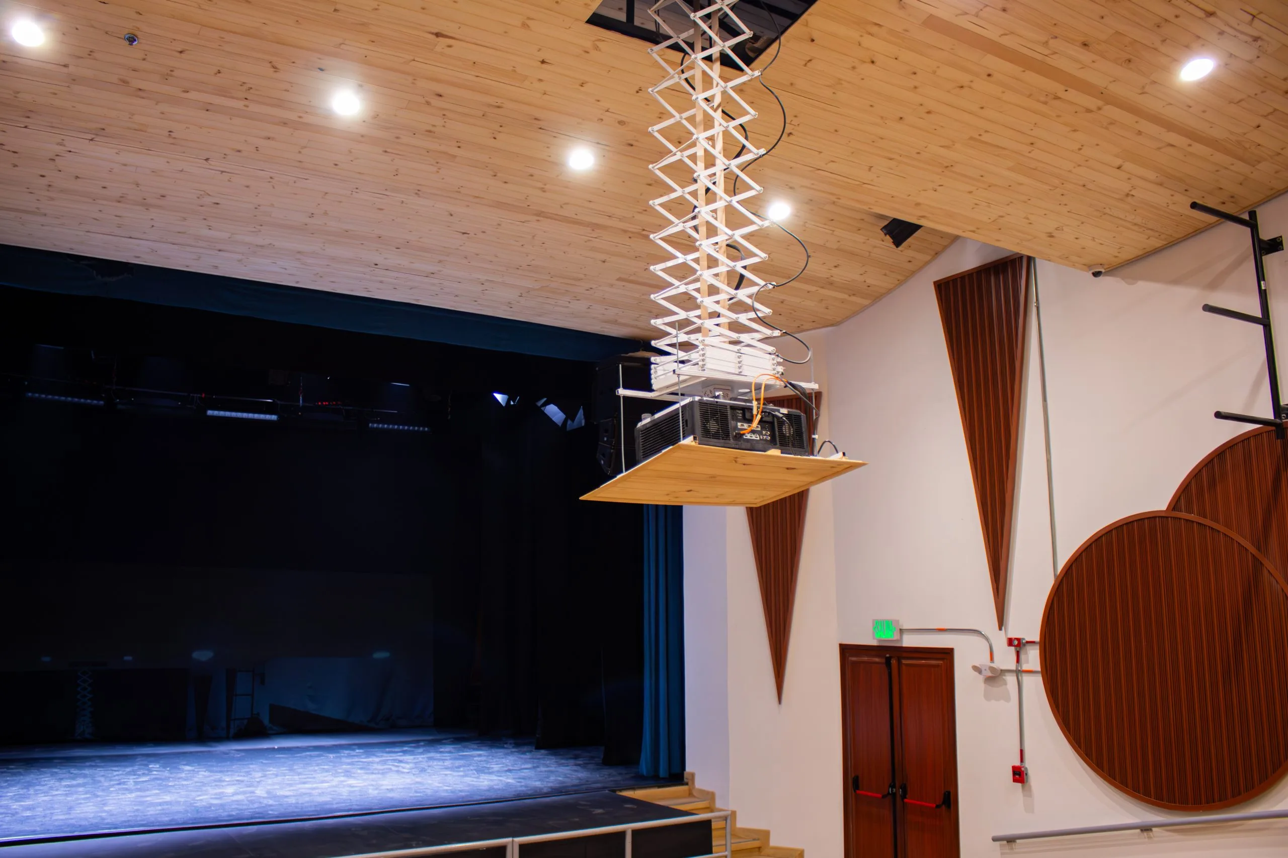 Ascensor video proyector vista al escenario