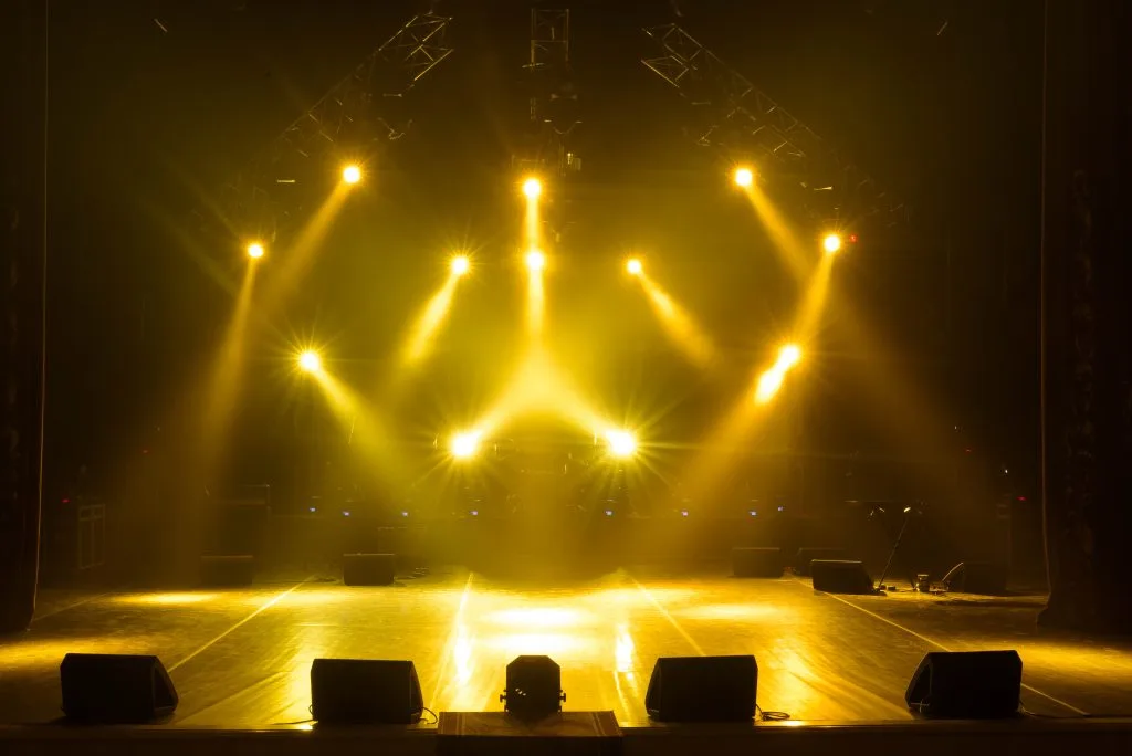 6 Tips para Elegir las Luces Escenario De Tu Evento Elementos para iluminar el escenario