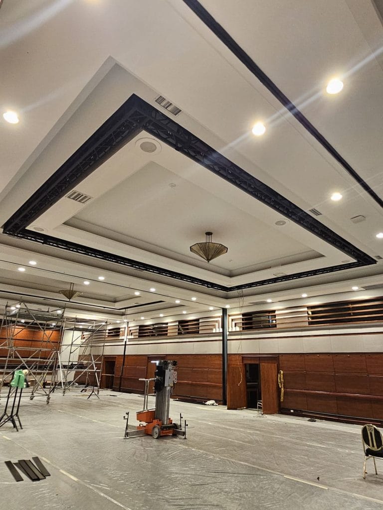 Sala de eventos con truss