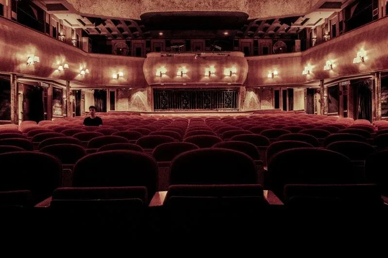 Luces de teatro ideales para una presentación sensacional Características que debe tener la iluminación de teatro