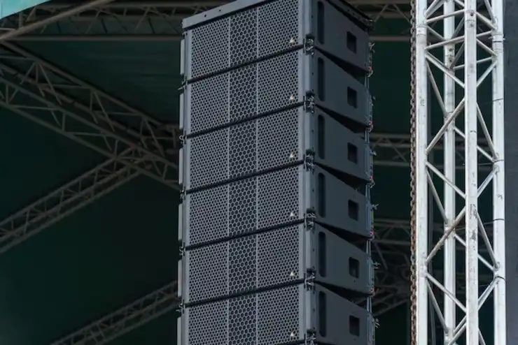 Cómo Funciona el Sistema Line Array: La Tecnología de Sonido que Transforma tus Eventos como funciona el sistema line array en conjunto con el sistema TRUSS para un evento profesional