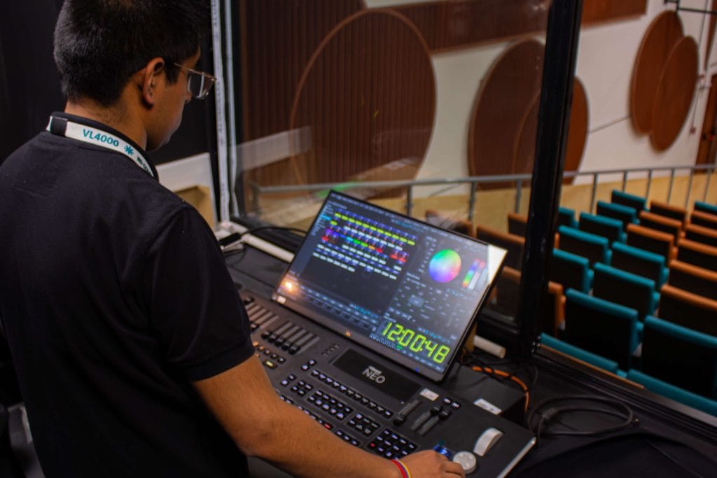 Consolas De Iluminación Vari*Lite | Optimiza Tu Teatro 2024