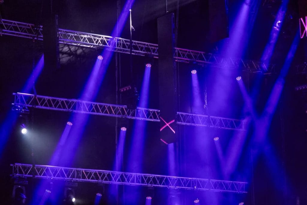 ¿Cómo crear diferentes efectos de iluminación con luces de escenario profesionales? iluminacion de color