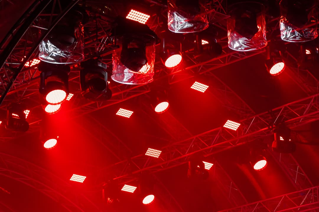 ¿Cómo crear diferentes efectos de iluminación con luces de escenario profesionales?