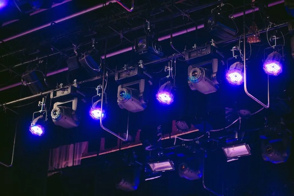 ¿Cómo utilizar las luces robóticas LED para crear efectos especiales en tu evento en vivo? luz robotica led