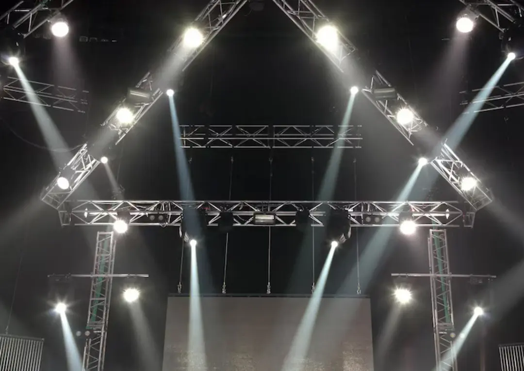 Control Lumínico | Plano de luces para teatro: guía completa de diseño, simulación y montaje profesional Control Lumínico | Plano de luces para teatro: guía completa de diseño, simulación y montaje profesional