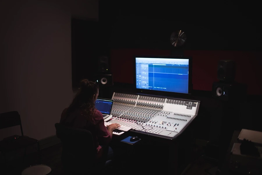 Qué es el Diseño de Sonido: La Guía Técnica para Crear Experiencias Inmersivas Qué es el diseño de sonido, hombre preparando un evento en su consola de sonido profesional