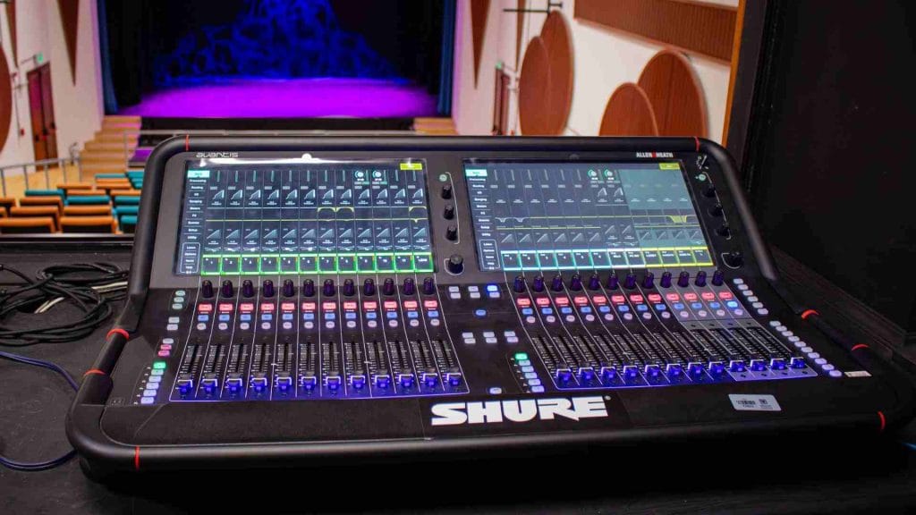 Control Lumínico | Elementos básicos de un sistema de sonido para eventos: ¿qué equipos necesitas? Control Lumínico | Elementos básicos de un sistema de sonido para eventos: ¿qué equipos necesitas?